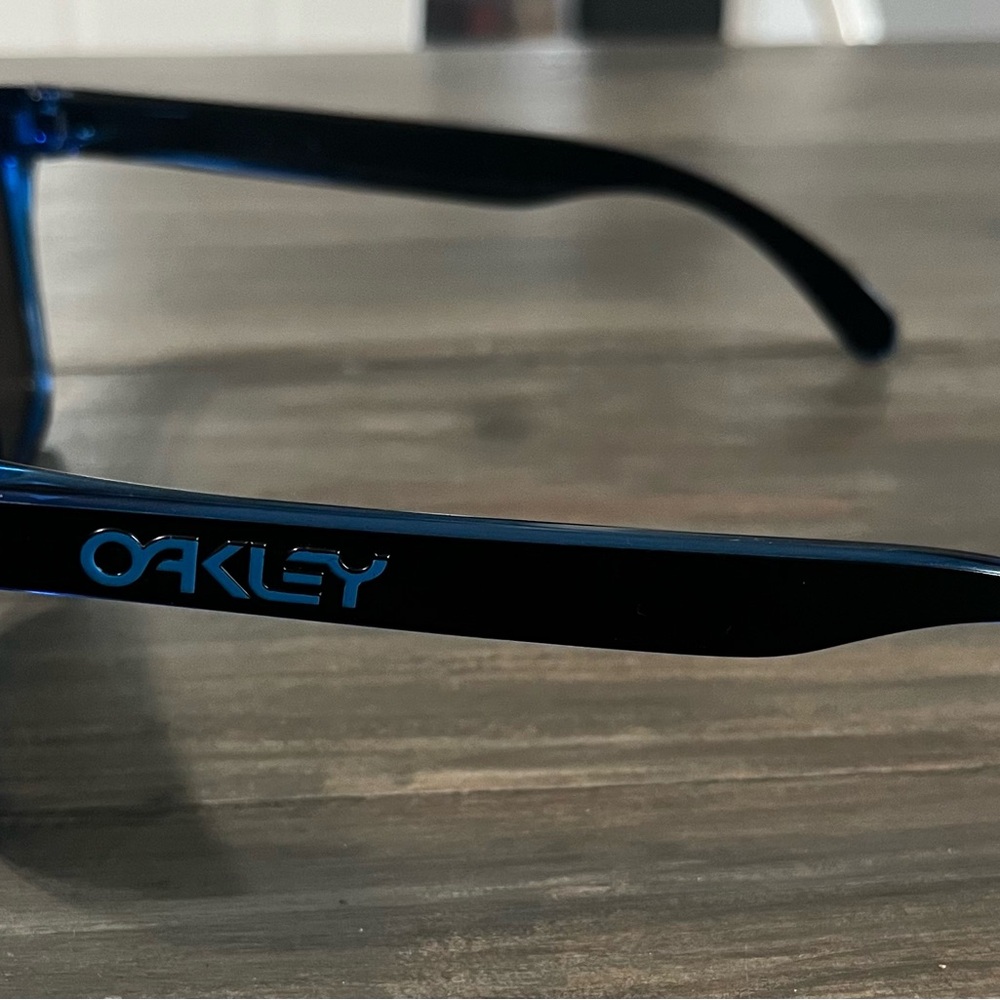 Men's Oakley Frogskin Blue Mirrored Lens Sunglasses with Black Frame - Picture 4 of 5